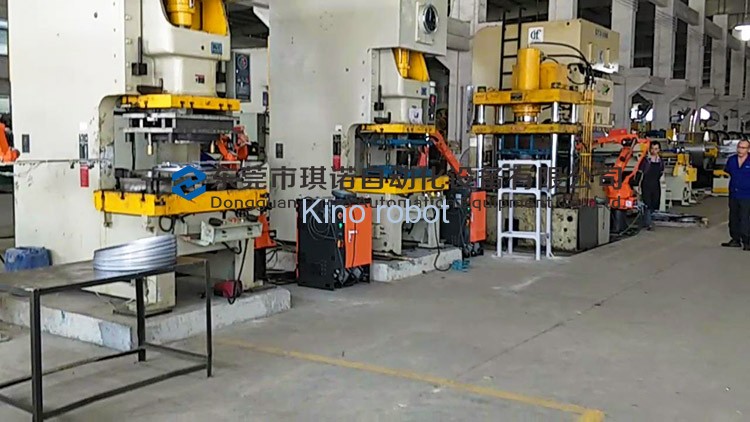 沖壓機(jī)器人圖片 沖壓機(jī)器人圖片